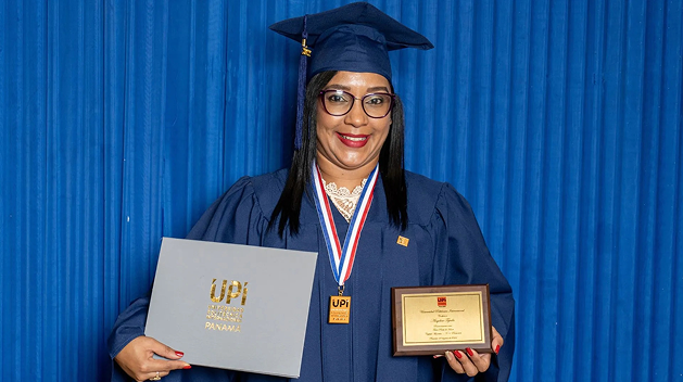 Mujer graduandose UPI